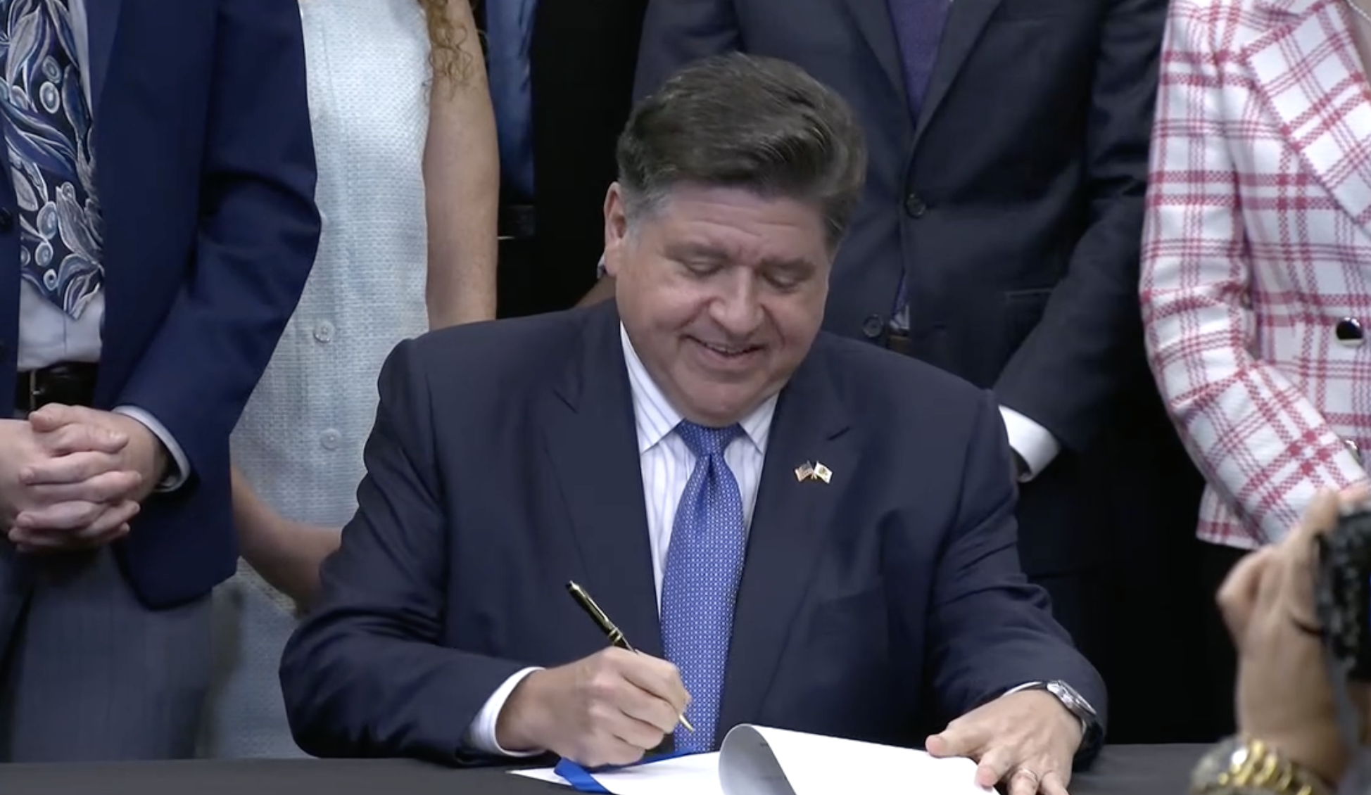 あいう BRIEFING Illinois Gov. Pritzker signs nation's 'most protective' AI Safety
